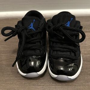 Jordan 11 retro low “black/varsity Royal” size 8c